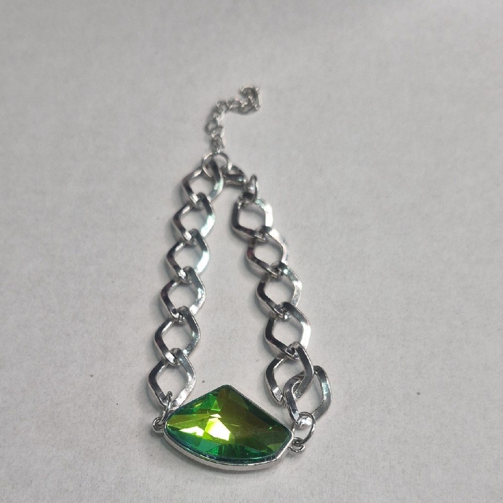 Elegant Silver-tone Chain bracelet w/ a Faceted Green Crystal Centerpiece